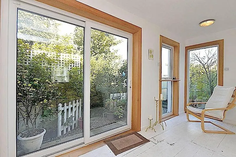 3 Bed Charming Cottage For Share ,Private Double Room , Fast Fibre Optik Int, Free Parking, Garden Edinburgh Bed & Breakfast